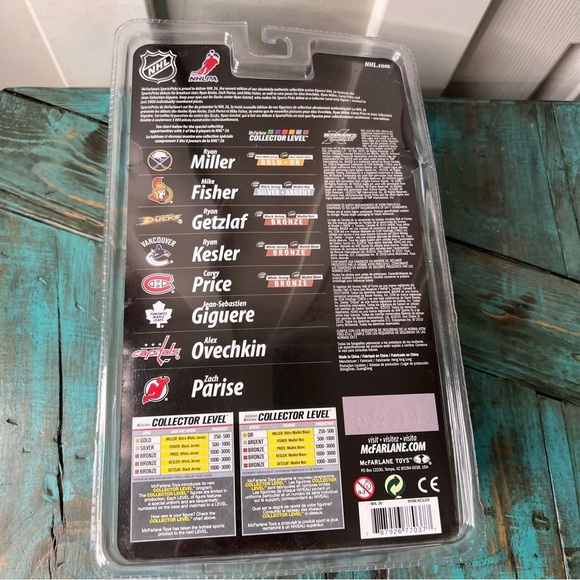 McFARLANE NHL Series 26 Ryan Kesler (Vancouver Canucks) White Jersey Collector - Picture 6 of 6